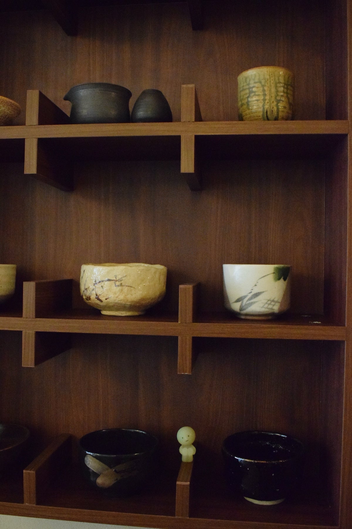 Sbírka chawan na regálu